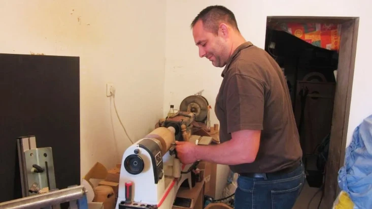 Thierry  Sécher à l'atelier d'Ô Prestige du Bois